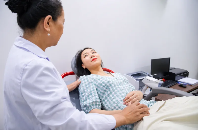 Sau khi bơm tinh trùng, người bệnh nên nghỉ ngơi nhẹ, theo dõi dấu hiệu bất thường và tái khám đúng lịch.